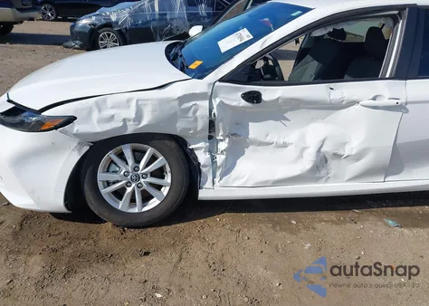 2025 Toyota Camry Le z USA, uszkodzony, nr VIN 4T1DAACK2SU019576